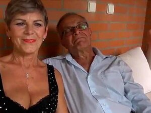 Schau dir an, wie die blonde Schlampe die Stieffamilie jetzt fleischt!