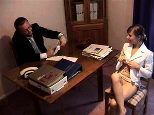 Zavodljiva plavuša ima seks sa starijim tipom u uredu
