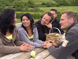 Vanessa Mae und Lady Mai lassen sich von einem riesigen Schwanz dehnen