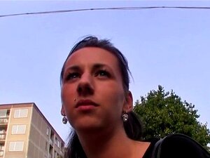 Mädchen reitet Schwanz im Freien. Mädchen reitet Schwanz im Frein