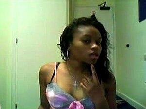Ebony-Schlampe verführt die Zuschauer mit ihren geilen Schönheiten,