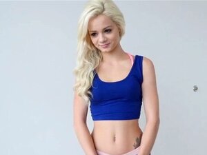 Stiefbruder konnte Elsas enge rosa Muschi ficken