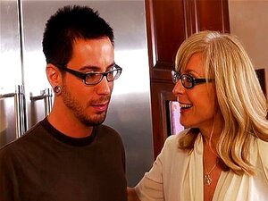 Nina versteht es, den Freund ihres Stiefsohns mit ihrem Mund zu