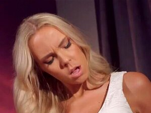 MOMxxx Sexig tjeckisk MILF Florane Russell rider cowgirl och får en