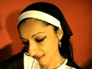 Schöne lesbische Babe küsst und fickt sich gegenseitig vor der Cam