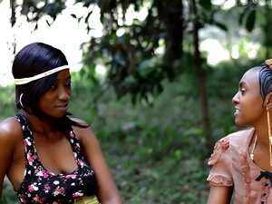 Amateur-Lesben besuchen ein Afro-Musikkonzert und gehen dann nach