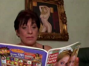 Heiße behaarte Muschi wird zum ersten Mal gefickt