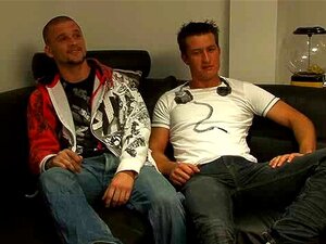 Kuumat kaverit suihkussa imevät