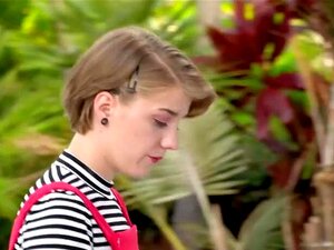 Dakota Burns ist nicht die Beste am College. Es ist ihr peinlich,
