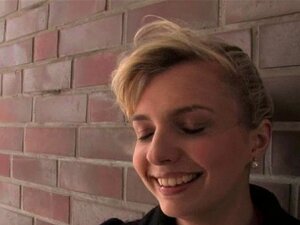 Gnadenlose Muschi-Demütigung. Explizite Gruppensex-Quälerei für