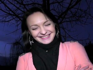 Geile Agentin, schwarzhaarige Schlampe fickt, um falsches Modeln zu
