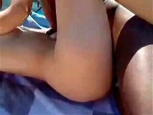 Himokas vaimoni pitää hauskaa mustan tuntemattoman kanssa rannalla