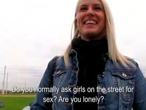 Hübsche Amateur-Blondine aus Tschechien wird in einer öffentlichen
