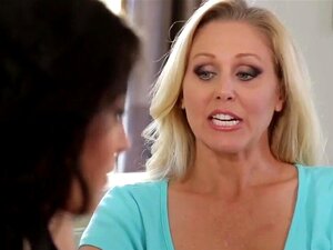 SweetHeart Julia Ann si 69s e si sgranocchia la figa lesbica fresca
