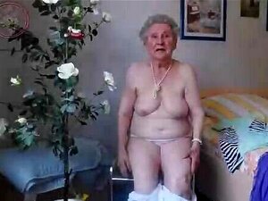 Unordentliche Omas posieren nackt vor der Kamera und weiten sich, um