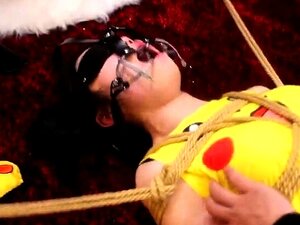 Une mignonne japonaise attachée en costume jouit d'orgasmes infinis