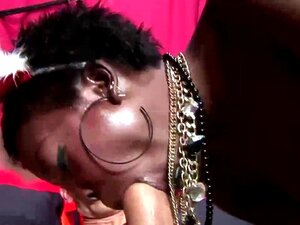 Schwarze Prostituierte fickt und lutscht Schwanz