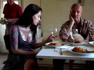 Tätowierter BDSM-Fetisch: Pissen & Gruppensex mit perverser