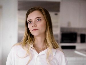 Stiefvater manipuliert Stieftochter Riley Star zum Sex, nachdem Mutter