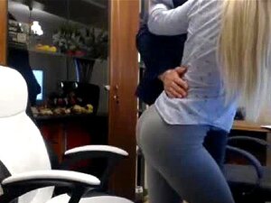 Blonde hat einen Vibrator mit Höschen
