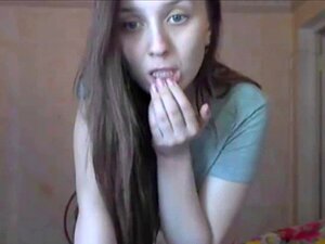 Zwei heiße Süße ziehen sich vor der Webcam aus. Zwei heiße