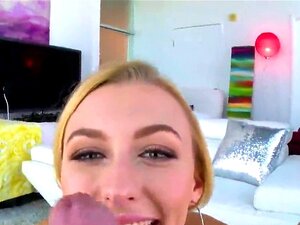 Прелепа пич открива велику гузицу и