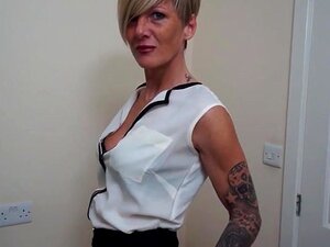 Perverzna britanska MILF igra se sa svojom pičkom