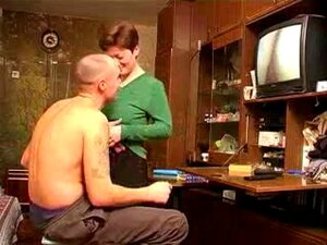 Mutter erwischt Freund beim Porno-Russisch-Schauen. Mutter erwischt
