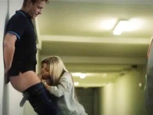 Blond fickt in einer Garage. Blond fickt in einer Garage