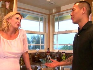 Perverse blonde MILF mit großem Arsch Phyllisha Anne schluckte Typen