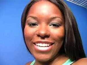 Boquete interracial na chupadora do gloryhole 6