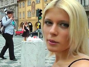 Blondine mit perfektem Körper wird in der Öffentlichkeit nackt