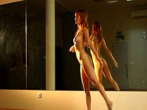 Sportliche Babe zeigt nackte Gymnastik