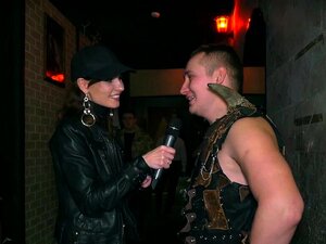 Nudità pubblica in un club. DJ nudo