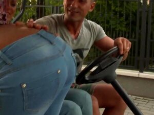 Les femmes à trois baisées et éjaculées dans un jacuzzie