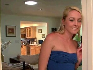 Blond sötnos suger och knullar en enorm bbc
