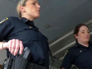 Iscriviti per essere funzionari di queste agenti procaci e cattive in