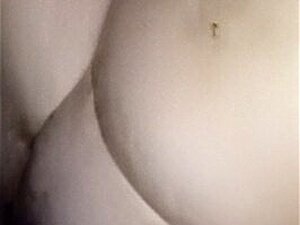 Frau telefoniert mit ihrem Mann, während sie ihren BBC fickt