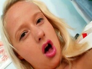 Supersexig blond sjuksköterska leker med sin konstiga fittläpp