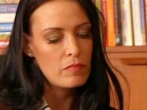 Dyanna Lauren Seth spielt mit dem Doktor