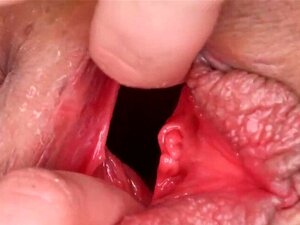 Versaute tschechische Tussi dehnt ihre enge Muschi bis zum Bizarren.