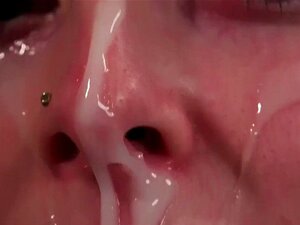 Flirtige Idol bekommt einen Cumshot ins Gesicht und schluckt den