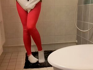 Ich pisse in meine rote Yogahose und weiße Socken