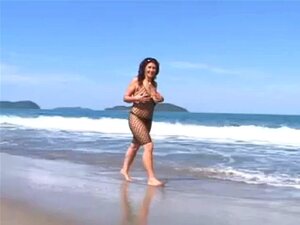 Snygg MILF-knull på stranden