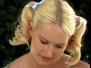 Söpö blondi valkoisissa sukkahousuissa anaalin kanssa