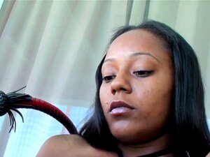 Rauchen und Oralsex sind meine Hobbys. Ebony-Babe raucht eine