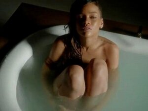 Rihanna - Stay (Naakt bad). Rihanna - Stay (Naakt bad)