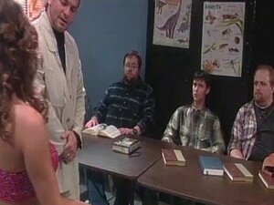 Frische, sexy Brünette lutscht den Schwanz ihres Lehrers, wird vor