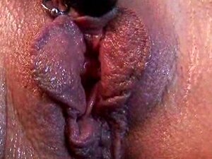 Eine reife deutsche Schönheit spielt mit ihrer Pussy und lässt deine