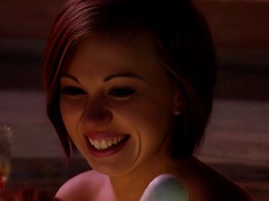 Reife Swingerfrau flirtet und küsst eine weitere heiße Swinger-MILF